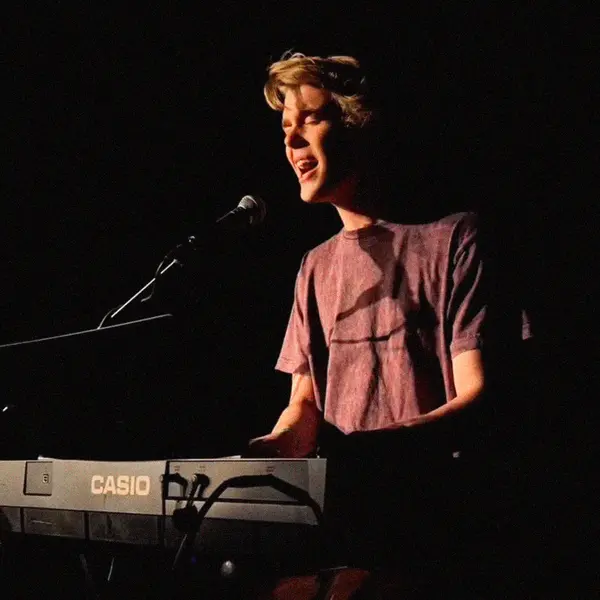 Ash Stu performing